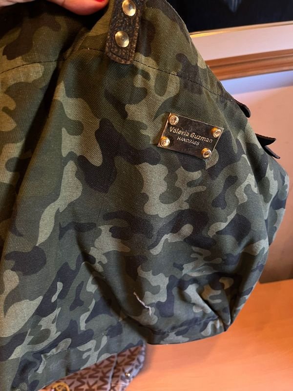 Cartera grande de tela camuflada Valeria Guzmán - imagen 6