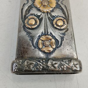 Vaina de Metal con Flores Repujadas y Detalles Dorados - imagen 3