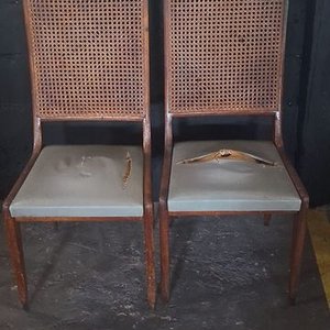 Lote anterior: Par de Sillas de Madera con Esterilla y Asiento Acolchado