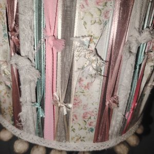 Lámpara de mesa antigua con pantalla de cintas florales y pompones - imagen 2