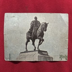 Lote anterior: Lote Aparicio Saravia: Postal Monumento, Prendedor Caballo y Pañuelo