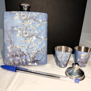Set de Petaca y Vasos con Diseño "Ramas de Almendro en Flor" de Van Gogh en Acero - imagen 3