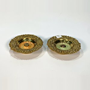 Dos Adornos Circulares de Bronce y Cerámica con Damas Aladas - imagen 2