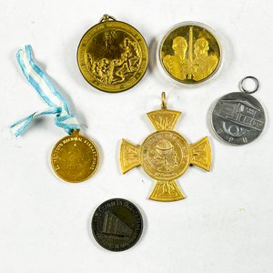 Lote de 6 Medallas y Monedas Coleccionables - imagen 4