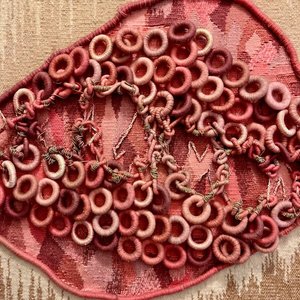 Tapiz Beige y Rosado Hecho a Mano con Detalles Circulares - imagen 3