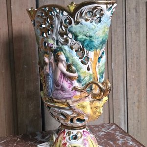 Florero Capodimonte Italiano con Figuras y Detalles Dorados - imagen 3