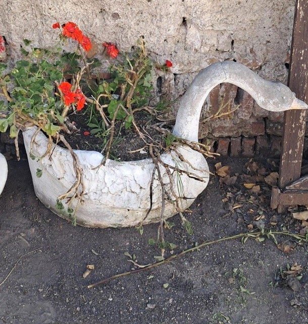 Lote siguiente: Cisne de cerámica con planta en maceta