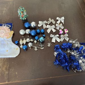 Lote siguiente: Adornos Navideños: Bota de Ángel, Bolas, Guirnalda y Mini Árbol