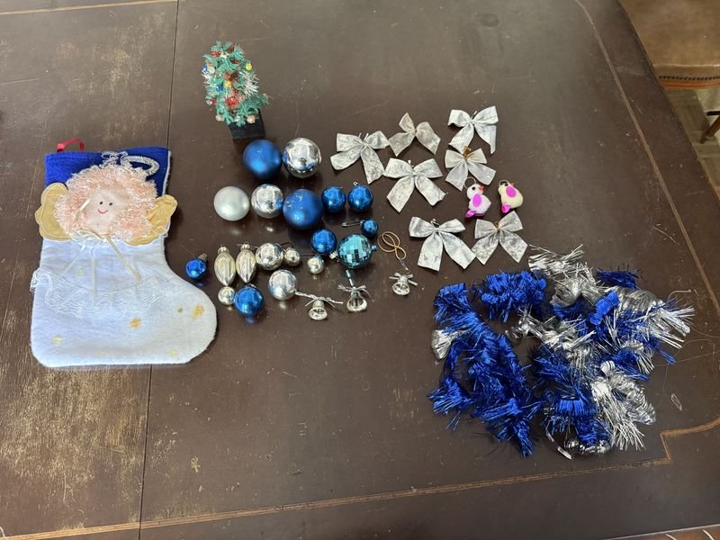 Adornos Navideños: Bota de Ángel, Bolas, Guirnalda y Mini Árbol