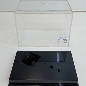 Cajita Exhibidora Acrílico Transparente con Base Negra - imagen 4