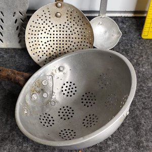 Lote de 5 Utensilios de Cocina Antiguos: Espumaderas y Colador de Aluminio Sellado Egan - imagen 5
