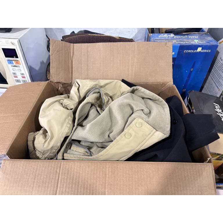 Lote siguiente: Lote de Ropa Variada para Hombre y Mujer