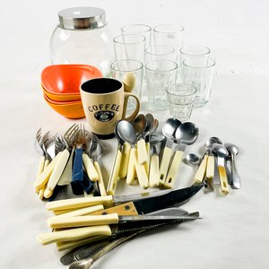 Lote siguiente: Frasco de Vidrio con Tapa, Vasos, Tenedores, Cuchillos y Tazas