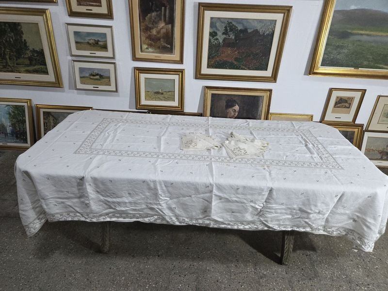 Lote siguiente: Mantel bordado con servilletas de mesa