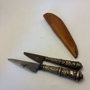 Dos Cuchillos con Mangos y Vaina de Plata y Oro - imagen 6