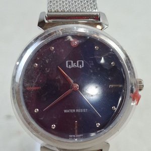 Reloj de Pulsera Q&Q Plateado con Malla Milanesa y Esfera Oscura - imagen 2