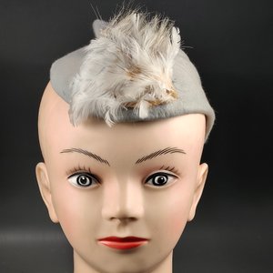 Antiguo Tocado de Dama en Fieltro Gris con Plumas - imagen 5