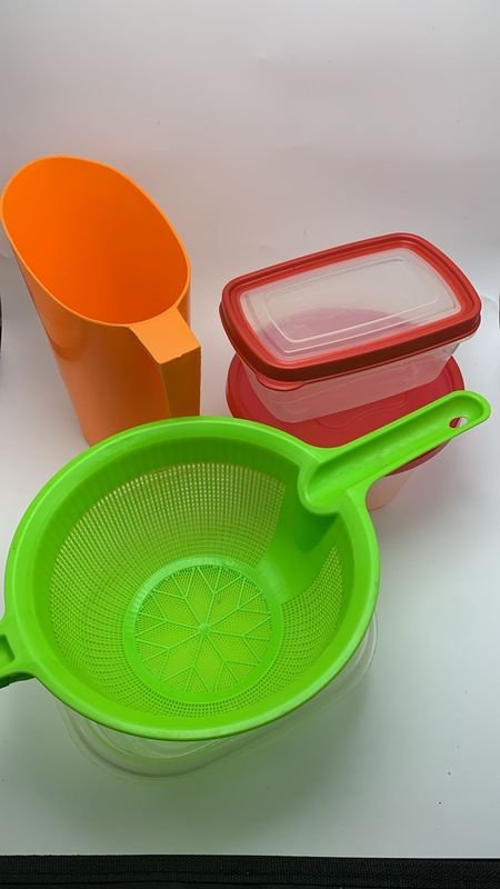 Lote siguiente: Tupperware y accesorios de plástico