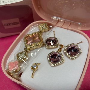 Set de Joyería y Reloj para Dama: Collar, Aretes, Anillo y Pulsera en Caja Rosada - imagen 4