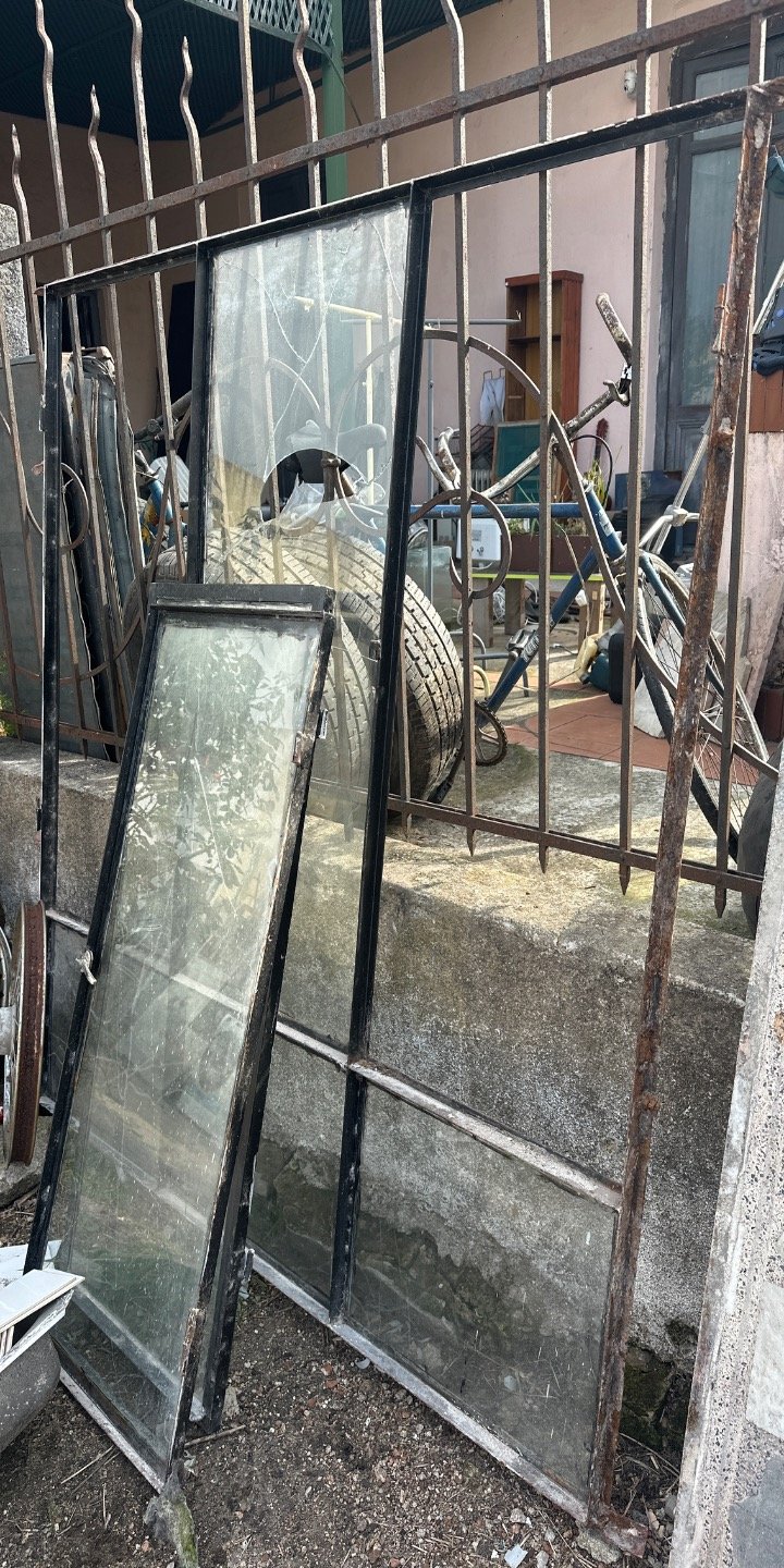 Ventana Antigua de Hierro y Vidrio