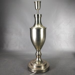 Lámpara de Mesa Metálica Cromada Clásica Funcional - imagen 2