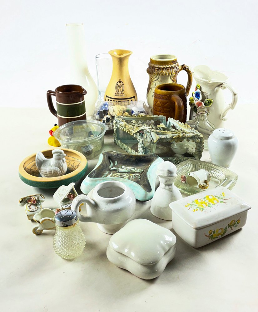Lote de Objetos Decorativos: Jarras, Cenicero, Figuras y Más