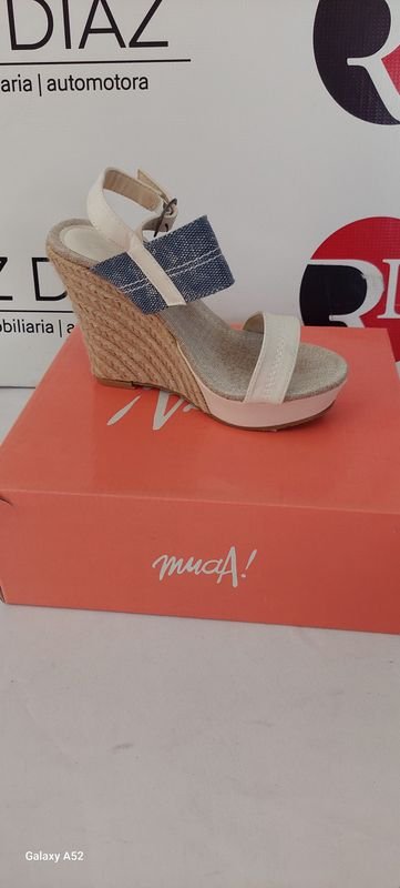Lote siguiente: Calzado de mujer en excelente condición