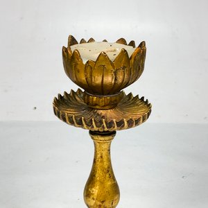 Candelabro de Bronce con Base Octogonal y Detalles Labrados - imagen 3