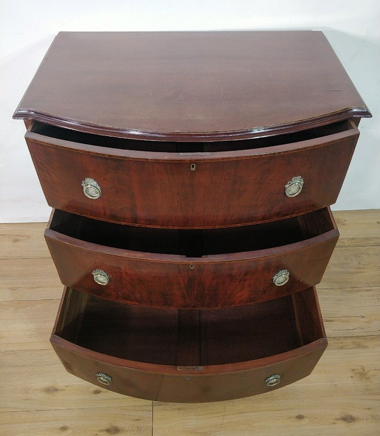 Mueble de tres cajones en madera con herrajes de bronce - imagen 7