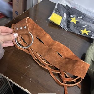Bolso Verde, Cinturón de Cuero y Dos Banderas - imagen 4
