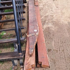 Lote siguiente: 8 Vigas de Curupay para Construcción