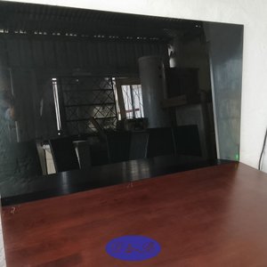 Mesa de Comedor Rectangular de Madera con Tapa de Vidrio Oscuro - imagen 3