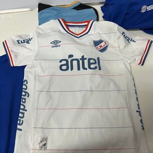 Lote de Ropa Deportiva: Chalecos Azules Talle M, Camiseta Uruguay "Godin" Talle 16 y Camiseta Nacional Talle 12 - imagen 2