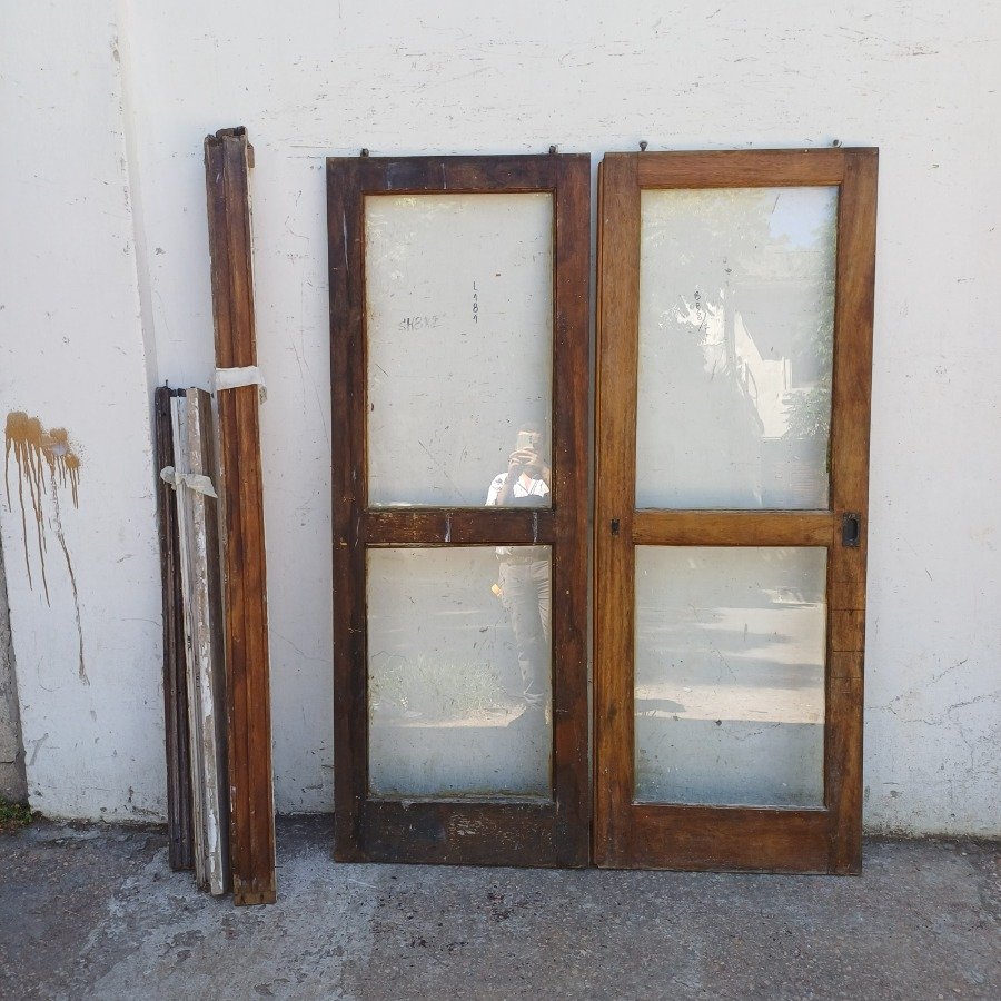 Puerta de madera con ventanas y marco desarmado - imagen 2