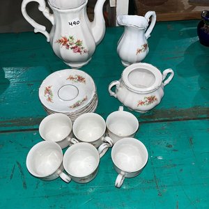 Juego de Té de Porcelana Blanca con Flores: Azucarero, Lechera, Tetera y 6 Tazas con Platos - imagen 2