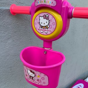 Monopatín Infantil Rosado "Hello Kitty", Casco y Patineta Verde - imagen 5