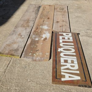 Lote siguiente: Lote: maderas y cartel