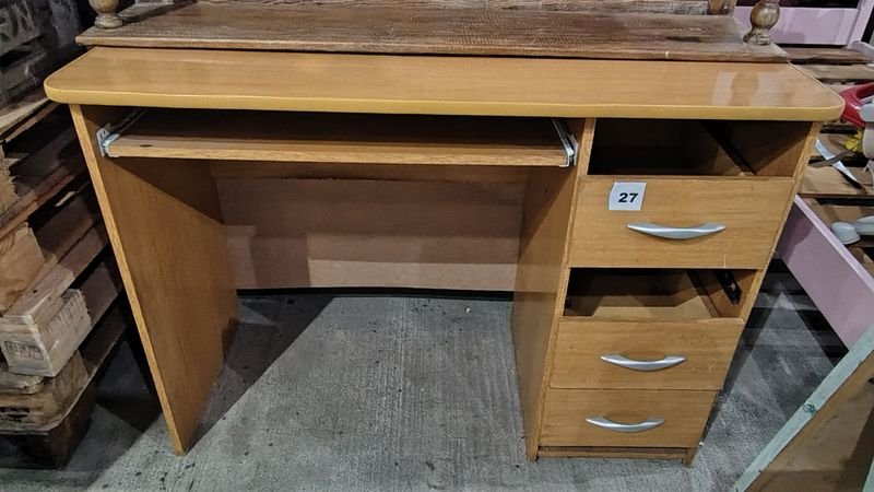 Lote siguiente: Escritorio en MDF con detalles