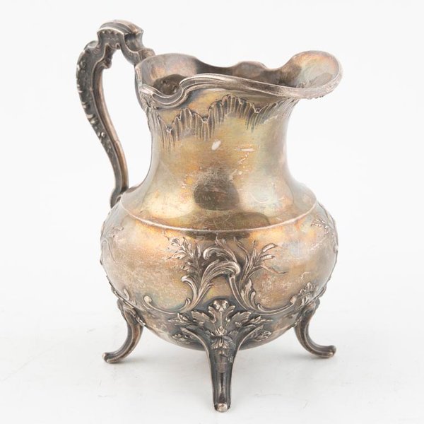 Lechera Antigua de Plata Labrada con Flores y Patas - imagen 1