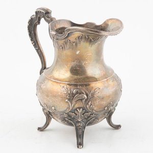 Lote siguiente: Lechera Antigua de Plata Labrada con Flores y Patas