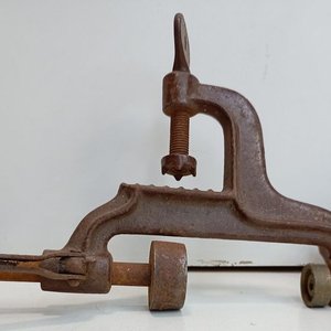Antiguo Cargador de Cartuchos DIANA de Metal con Mangos de Madera - imagen 6