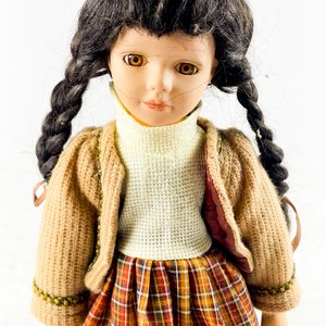Muñeca de Porcelana con Ropas a Cuadros, 40 cm - imagen 4