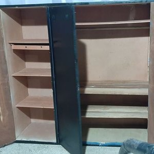 Ropero Negro de Madera con 3 Puertas - imagen 2
