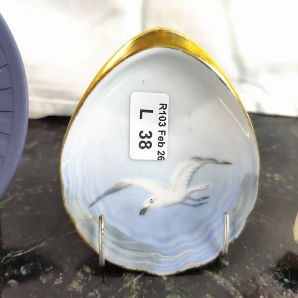 Pequeño platito ovalado en porcelana danesa, otro inglés Wedgewood y portarretratos francés con miniatura Limoges pintada a mano - imagen 3