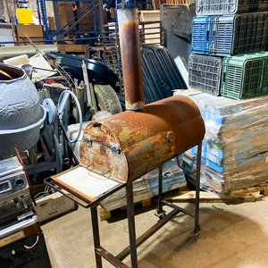 Hornito a Leña Metálico con Chimenea y Base con Ruedas - imagen 2