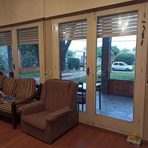 Remate de Inmueble: Casa con Living, Comedor, Dormitorios y Exterior - imagen 5
