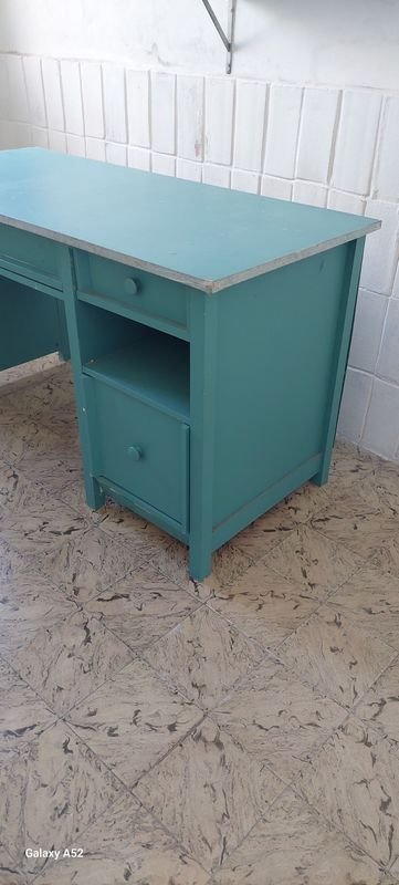 Mesa de madera pintada en azul - imagen 3