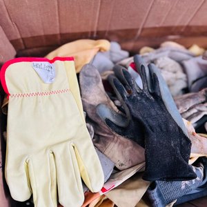 Lote de 29 Pares de Guantes de Cuero Usados - imagen 2