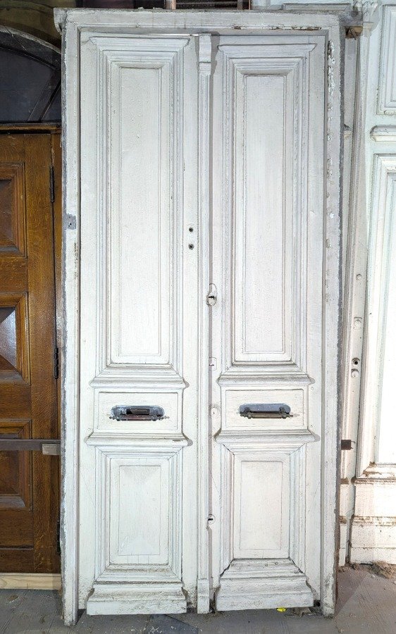 Lote anterior: Puerta de dos hojas batientes en cedro con diseño de tablero y manotones de bronce