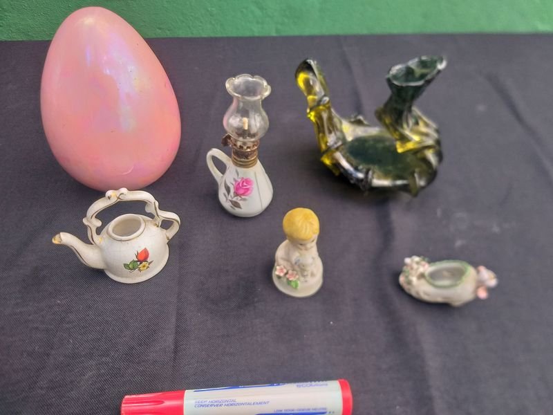 Lote Variado: Huevo Decorativo, Tetera Miniatura y Adornos de Vidrio